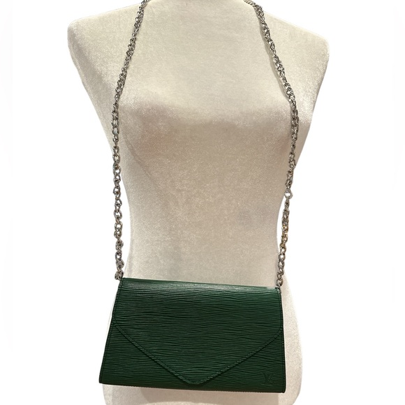 LOUIS VUITTON CLUTCH GREEN EPI 🌟AUTHENTIC 🌟 - Picture 3 of 15